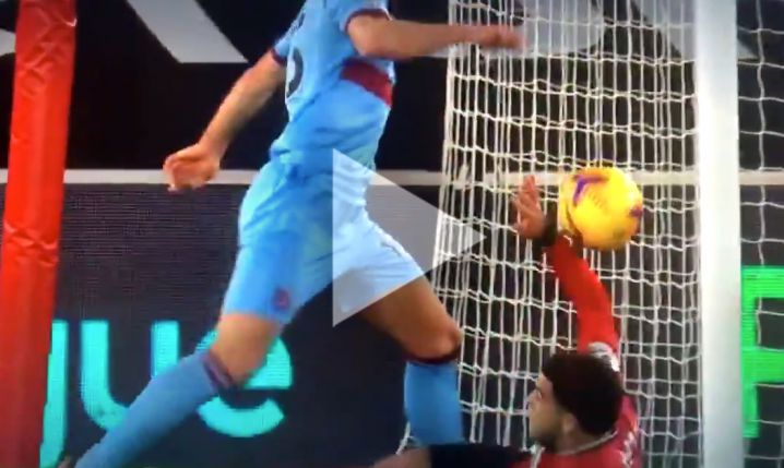Piłkarz West Hamu zamiast w piłkę trafił w... [VIDEO]